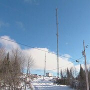 Deux tours de télécommunication.