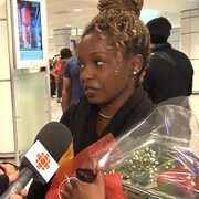 Deux touristes répondent aux questions des journalistes.