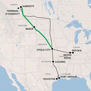 Une carte du Canada et des États-Unis. Une ligne verte relie Hardisty, en Alberta, à Steele City au Nebraska. Une ligne noire relie quant à elle Hardisty à Houston et Port Arthur au Texas.