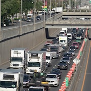 Des nombreuses voitures remplissent les trois voies de l'autoroute Décarie.