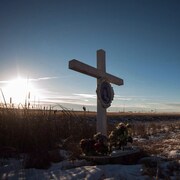 Un mémorial le long d'une route en Saskatchewan.