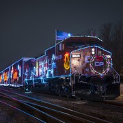 Un train du Canadien Pacifique décoré de lumières de Noël.
