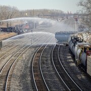 Une photo des wagons et des jets d'eau des pompiers.