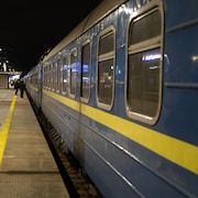 Le train quitte la gare de Varsovie à 17 h 49 pile.