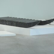 Une sculpture d'un traineau traditionnel fait figure à l'exposition Arctic/Amazon.