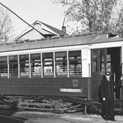 Joe Horan se tient devant le tramway n°12 sur la ligne University-Mayfair, vers 1951. Il s'agit de l'un des premiers tramways achetés par la Ville en 1912.