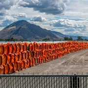 Des tuyaux en acier utilisés pour la construction d'un oléoduc dans le cadre du projet d'agrandissement de Trans Mountain. 