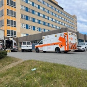 Trois véhicules adaptés devant l'Hôpital d'Amos.