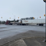 Une intersection routière que traversent deux camions.