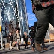 Des personnes marchent dans le centre-ville de Calgary.