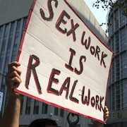 Une affiche sur laquelle on peut lire en anglais: «Le travail du sexe un vrai travail».