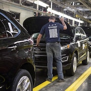 Un employé de Ford dans l'usine.