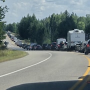Des automobilistes bloqués sur une autoroute.