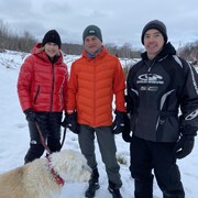 Sonia Riceputi, Jean-Yves Gosselin et David Côté-Boulianne devant le chantier des travaux effectués au Mont-Lac-vert.