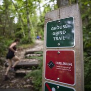 Une personne empreinte le sentier Grouse Grind lors du premier jour de réouverture à North Vancouver, en Colombie-Britannique, le 22 juin 2020.  