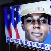 Un écran de télévision montre une image du soldat américain Travis King lors d'une émission d'information à la gare de Séoul, en Corée du Sud, le 27 septembre 2023.
