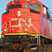 Train de couleur rouge