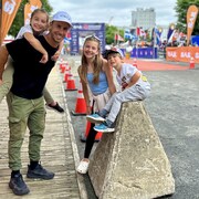 Un homme et trois enfants.