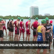 Des athlètes sur la ligne de départ de la 33e édition du Triathlon de Gatineau.