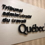Une affiche annonçant le Tribunal administratif du travail.
