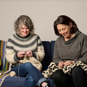 Masey Kaplan et Jennifer Simonic tricotant. 