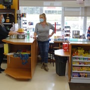 Une cliente fait ses courses dans une épicerie.