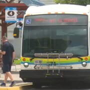 Un autobus de Transit Windsor se trouve au terminal du centre-ville de Windsor. 