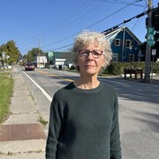 La mairesse de Durham-Sud, Sylvie Laval, devant l'hôtel de ville situé sur la rue Principale.