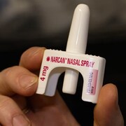 Gros plan sur une dose de naloxone.