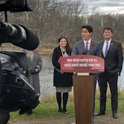 Le premier ministre Justin Trudeau en compagnie du ministre Dominic LeBlanc et de la députée Jenica Atwin.