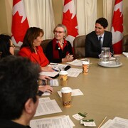 Le premier ministre Justin Trudeau ainsi que les ministres Carolyn Bennett et Maryam Monsef ont rencontré une délégation de l'Association des femmes autochtones du Canada, dont sa présidence intérimaire, Francyne Joe.