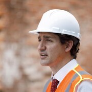 Le premier ministre Justin Trudeau lors d'une annonce dans un complexe de logements abordables en construction en Ontario.