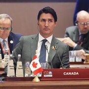 Justin Trudeau est assis lors d'une plénière en Inde, le 9 septembre 2023.