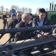 Justin Trudeau regarde l'équipement d'une ferme de Gray, à 25 kilomètres au sud-est de Regina.