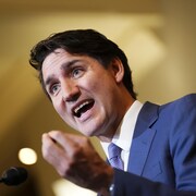 Justin Trudeau gesticulant.