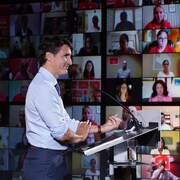 Justin Trudeau prenant la parole devant plusieurs personnes sur des écrans en vidéoconférence.