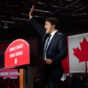 Justin Trudeau sur la scène saluant ses partisans.