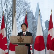 Le premier ministre Justin Trudeau et son homologue japonais Fumio Kishida lors de leur conférence de presse à Ottawa jeudi