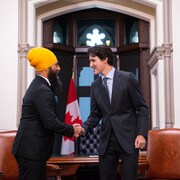 Jagmeet Singh sert la main de Justin Trudeau.