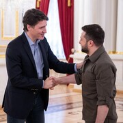 Le premier ministre Justin Trudeau a rencontré Volodymyr Zelensky à Kiev, dimanche. 