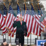 Le poing levé, le président américain Donald Trump s'adresse à ses partisans depuis l'Ellipse, près de la Maison-Blanche, le 6 janvier 2021, à Washington.