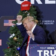 Donald Trump fait un geste lors d'un événement de campagne à Waterloo, dans l'Iowa.