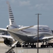 Un 747-8 dans un aéroport.