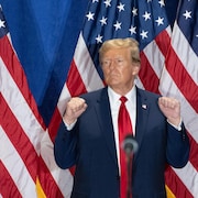 L'ancien président des États-Unis et candidat à l'élection présidentielle de 2024, Donald Trump, fait un geste lors d'un rassemblement "Get Out the Vote" au Greater Richmond Convention Center à Richmond, en Virginie.