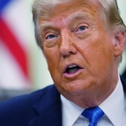 Le président Donald Trump a répondu aux questions des journalistes réunis dans le bureau ovale, le 10 juin 2026.