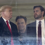 Le président des États-Unis, Donald Trump, le PDG de Tesla, Elon Musk, et le vice-président, J.D. Vance, assistent au 125e match de football Army-Navy au Northwest Stadium, le 14 décembre 2024, à Landover, dans le Maryland. 