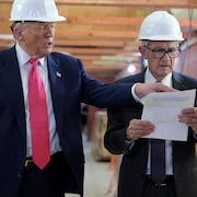 Le président américain Donald Trump et le président de la Réserve fédérale Jerome Powell visitent le chantier de rénovation du siège de la Réserve fédérale, d'un coût de 2,5 milliards de dollars, le 24 juillet 2025 à Washington.