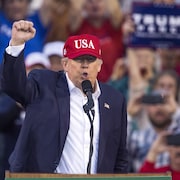 Donald Trump poing en l'air lors d'un rassemblement le 17 décembre 2016 à Mobile en Alabama