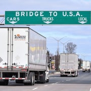 Des camions près de la frontière canado-américaine à Windsor, en Ontario.
