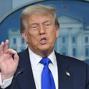 Le président Trump répond aux questions des journalistes dans la salle de presse de la Maison-Blanche le 27 juin 2025.